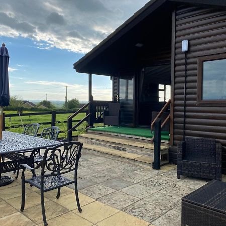 Rew Farm Country & Equestrian Accommodation - Sunrise Lodge مالكشم المظهر الخارجي الصورة