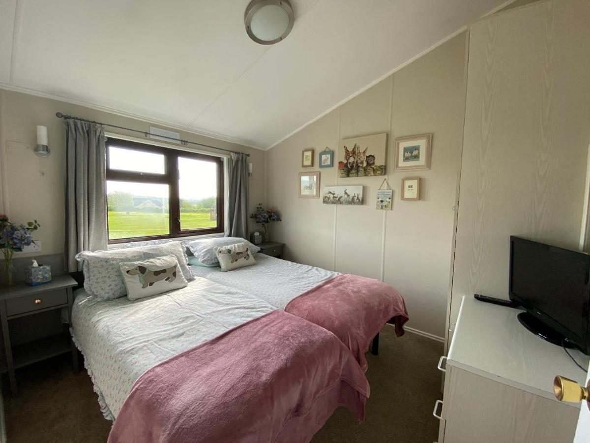 Rew Farm Country & Equestrian Accommodation - Sunrise Lodge مالكشم المظهر الخارجي الصورة