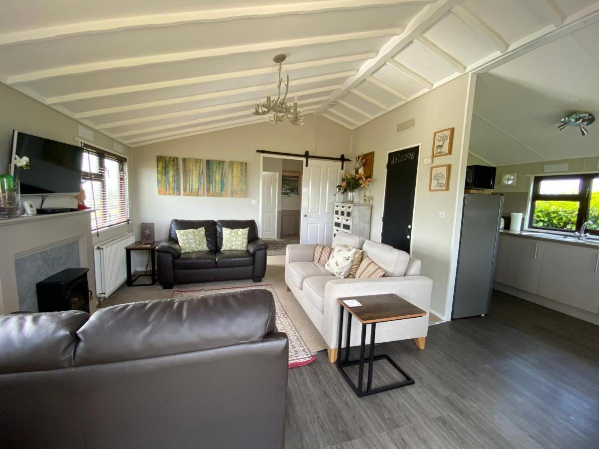 Rew Farm Country & Equestrian Accommodation - Sunrise Lodge مالكشم المظهر الخارجي الصورة