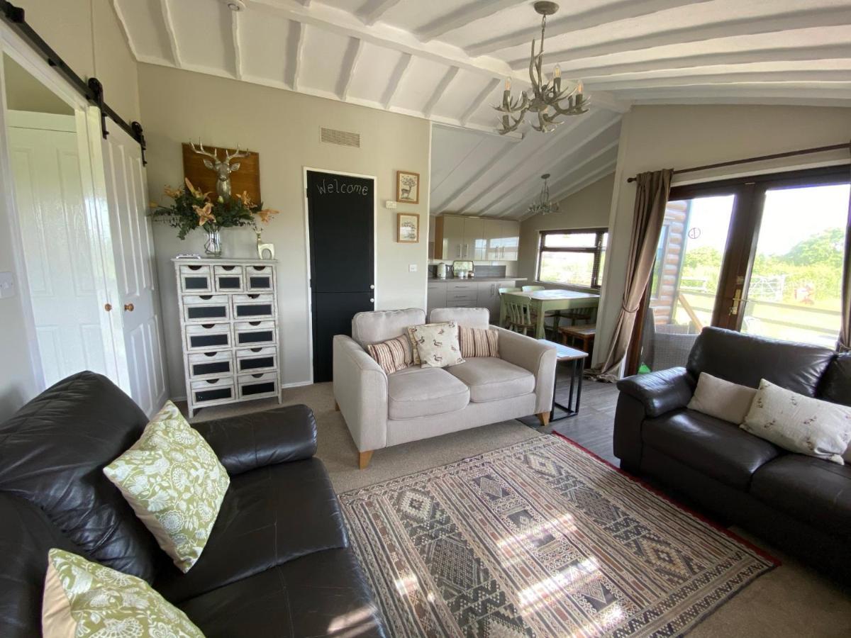 Rew Farm Country & Equestrian Accommodation - Sunrise Lodge مالكشم المظهر الخارجي الصورة