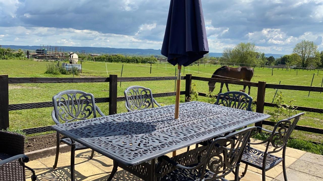 Rew Farm Country & Equestrian Accommodation - Sunrise Lodge مالكشم المظهر الخارجي الصورة