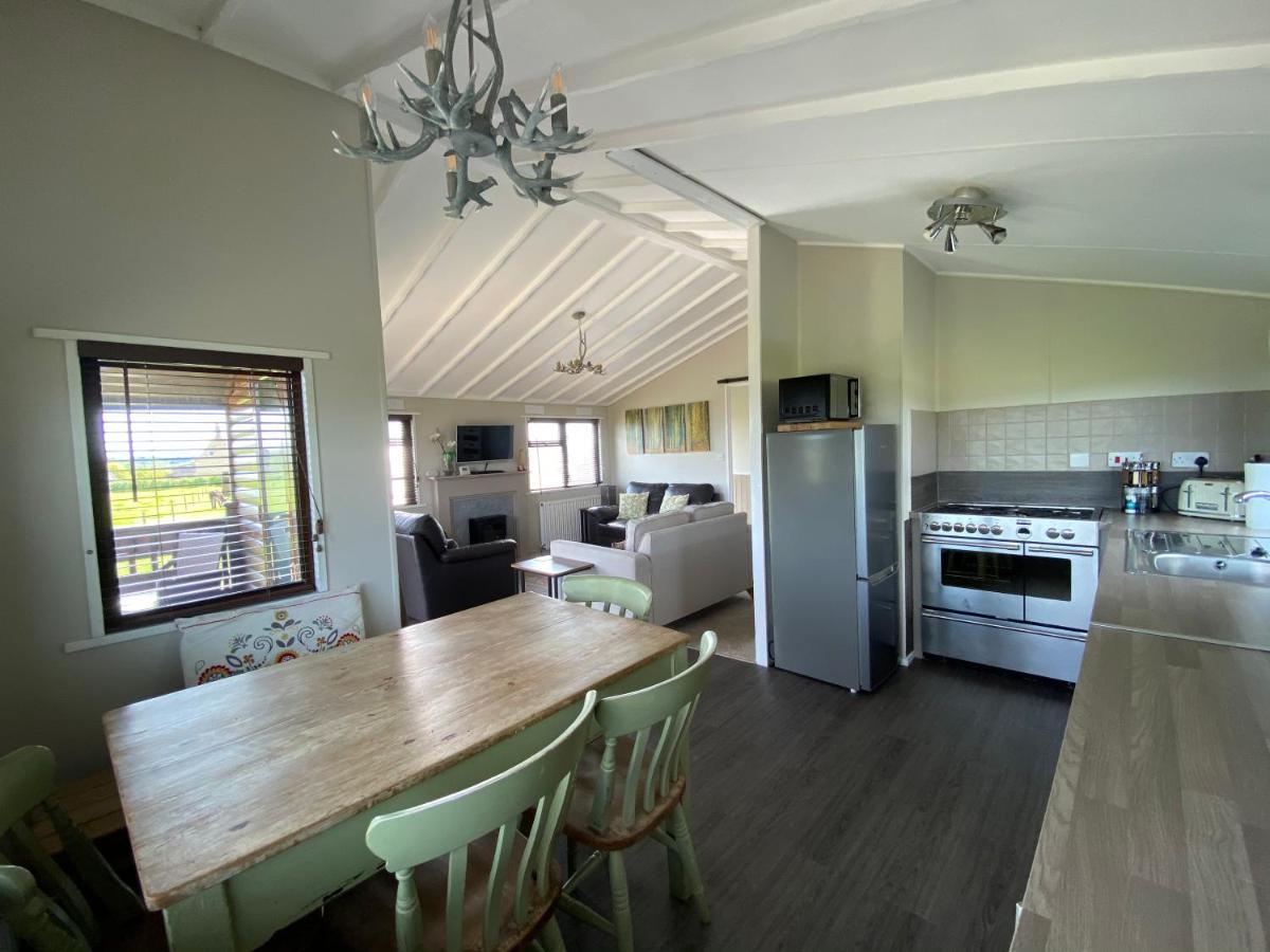 Rew Farm Country & Equestrian Accommodation - Sunrise Lodge مالكشم المظهر الخارجي الصورة