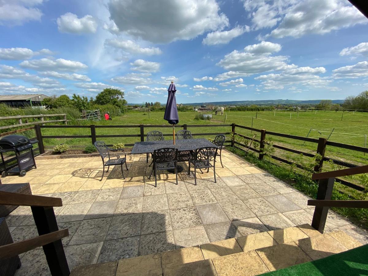 Rew Farm Country & Equestrian Accommodation - Sunrise Lodge مالكشم المظهر الخارجي الصورة