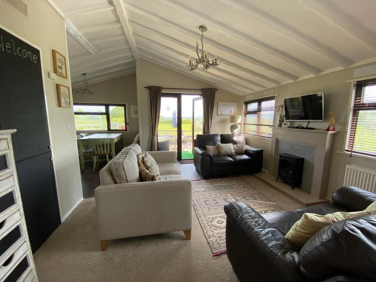 Rew Farm Country & Equestrian Accommodation - Sunrise Lodge مالكشم المظهر الخارجي الصورة