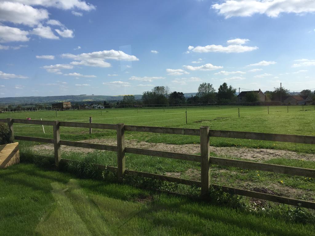 Rew Farm Country & Equestrian Accommodation - Sunrise Lodge مالكشم المظهر الخارجي الصورة